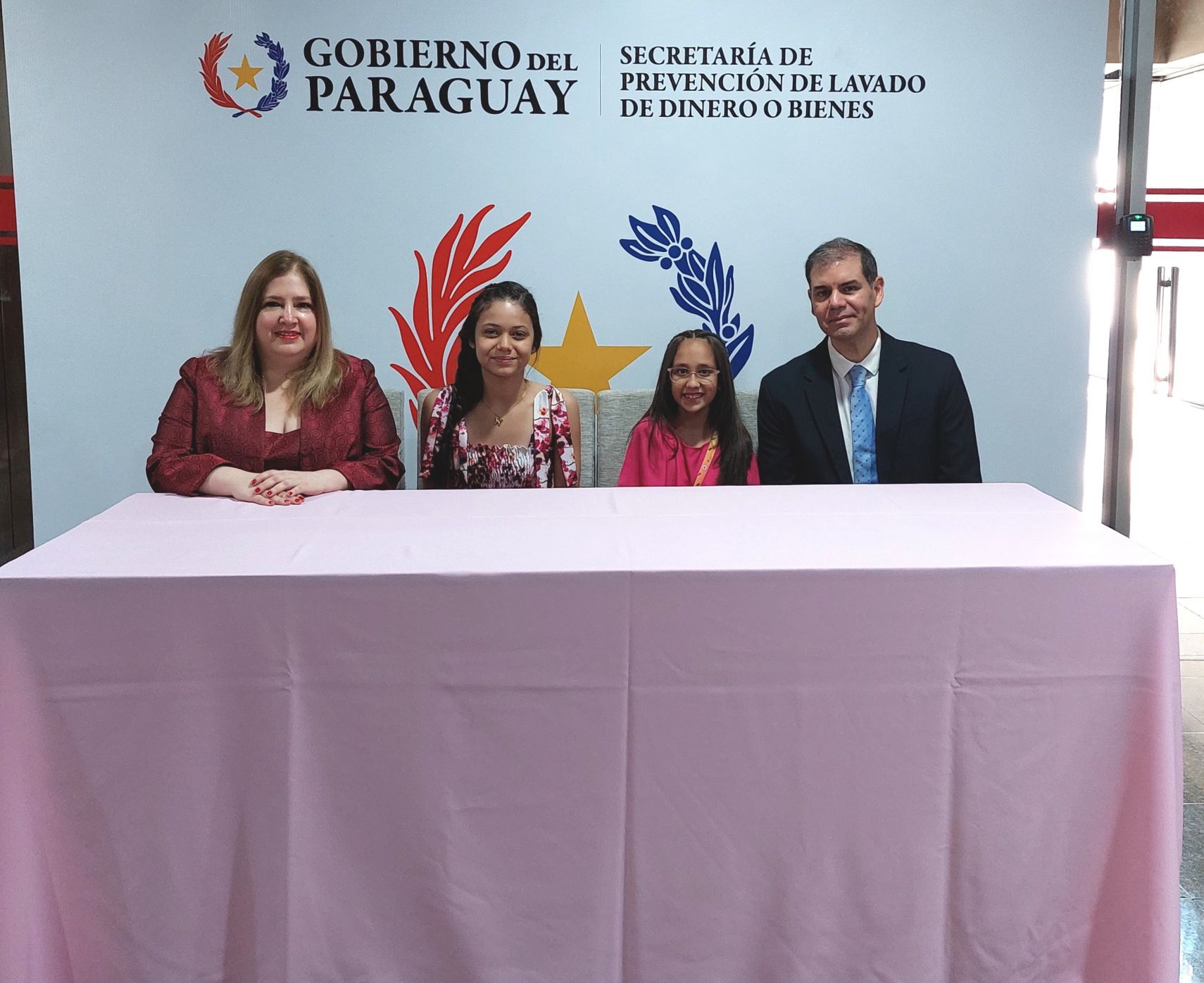Por primera vez dos niñas asumieron simbólicamente como ministra y viceministra en la SEPRELAD