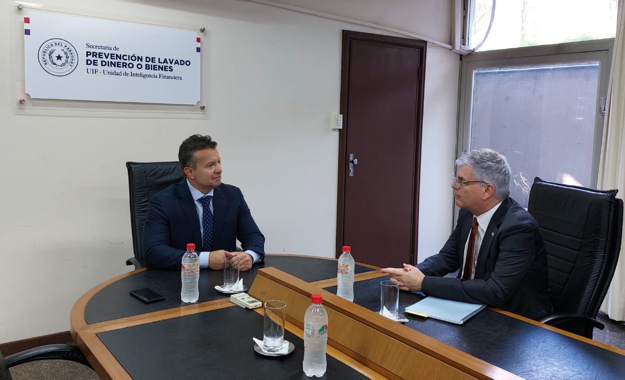 Ministro de la SEPRELAD recibió a embajador de los Estados Unidos en visita de cortesía