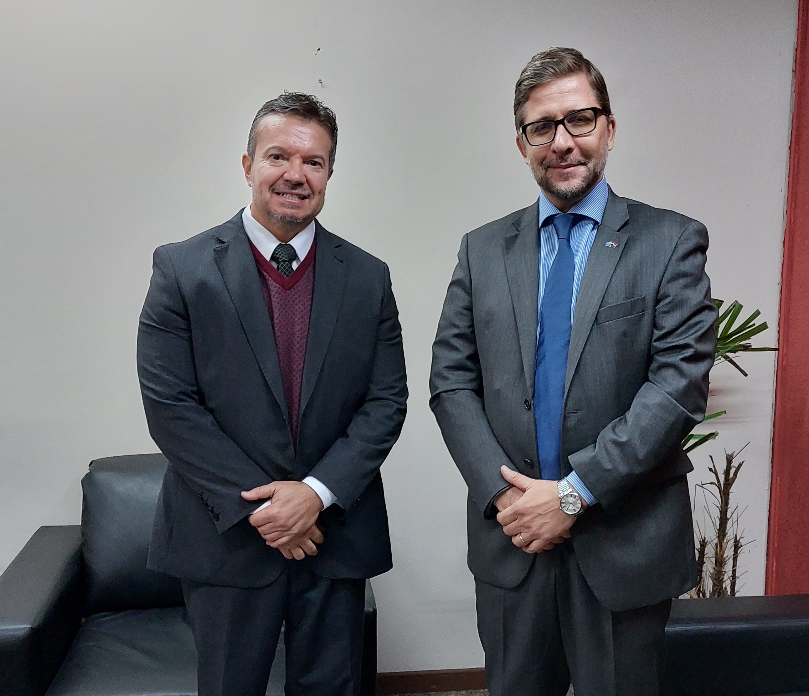 Ministro de la SEPRELAD recibe visita de cortesía del embajador de Uruguay