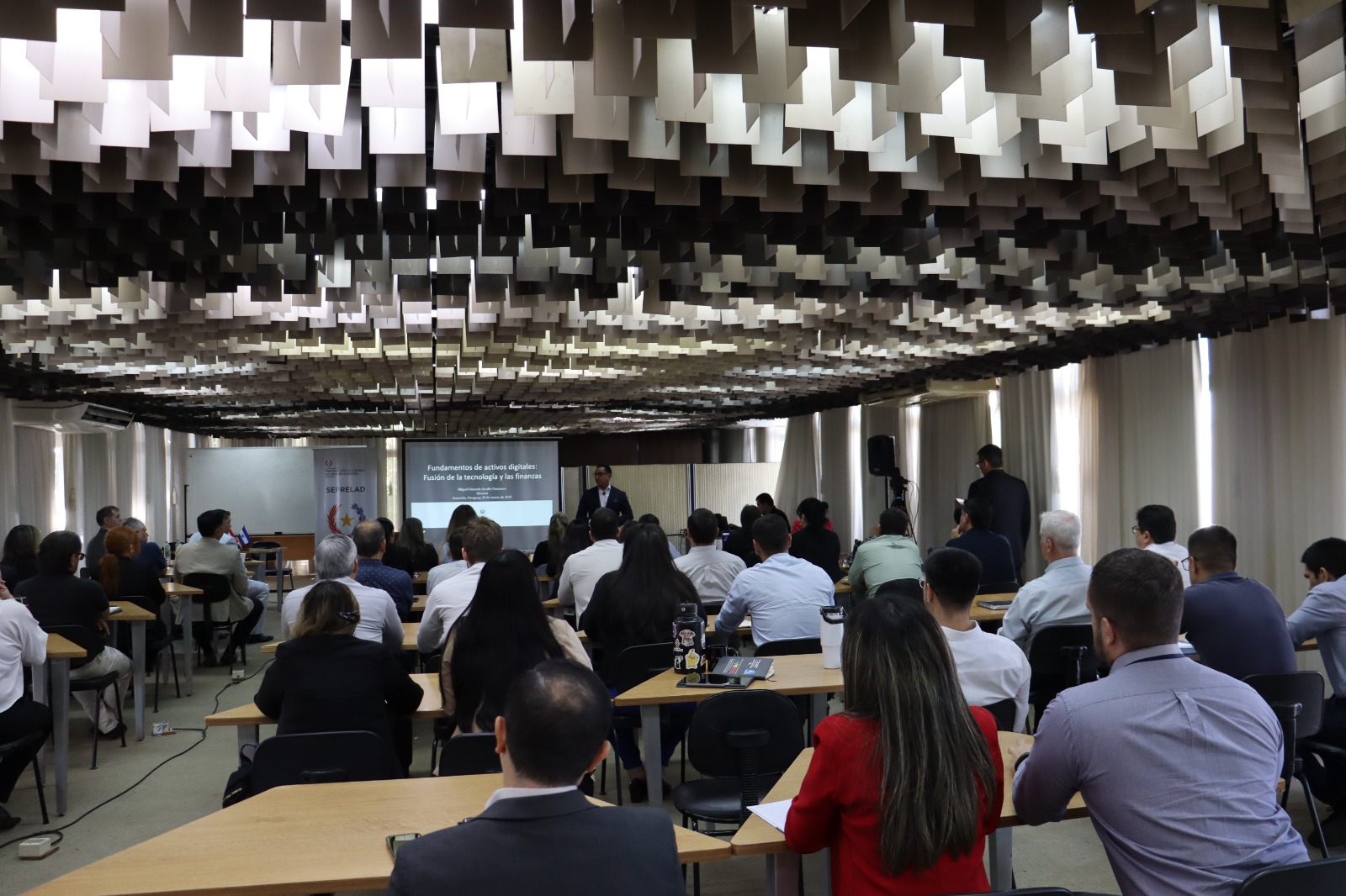 La SEPRELAD y la Comisión Nacional de Activos Digitales (CNAD) de El Salvador lideran capacitación en gestión transparente de activos digitales